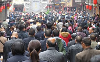 政府抢钱商户罢市 湖南凤凰古城数千人抗议爆冲突（23P）