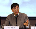 被喻为抗SARS英雄的著名病毒专家袁国勇,视察华东疫强后提醒港人切勿掉以轻心,步入冬季香港可能会爆发疫症。(摄影:潘在殊/大纪元)