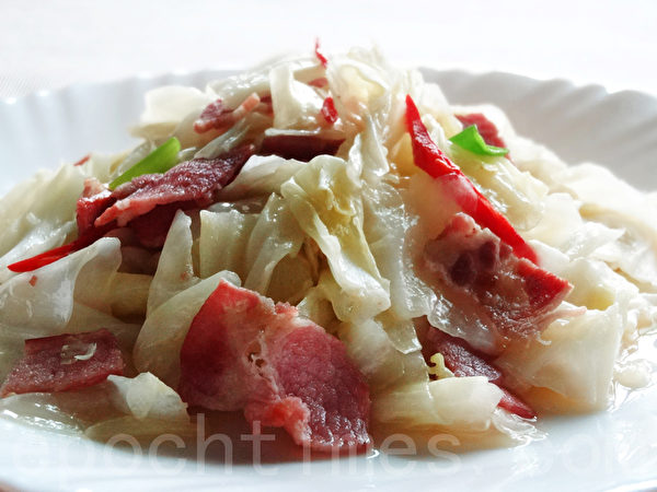 高丽菜炒培根(摄影:林秀霞 / 大纪元) 高丽菜炒培根(摄影:林秀霞 / 大纪元)