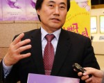 韓國音樂協會仁川廣域市支會會長、韓國藝術文化團體總聯合會理事李鍾官(Lee Jong Kwan)觀看演出。(攝影: 全宇/大紀元)