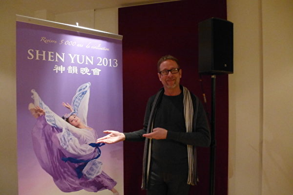 神韻演出中的中國古典舞深深打動了出身於舞蹈世家,也是藝術新聞專員的Nicolas Perron先生。(攝影:亦凡/大紀元) 神韻演出中的中國古典舞深深打動了出身於舞蹈世家,也是藝術新聞專員的Nicolas Perron先生。(攝影:亦凡/大紀元)