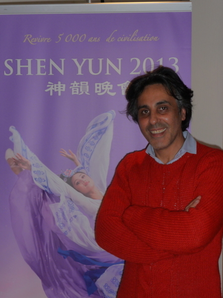 2013年4月12日晚,巴黎音樂家和指揮家David Dahan在觀看完神韻演出後由衷的讚歎神韻無與倫比!他並希望他所有的朋友們都來看神韻。(攝影:王泓/大紀元) 2013年4月12日晚,巴黎音樂家和指揮家David Dahan在觀看完神韻演出後由衷的讚歎神韻無與倫比!他並希望他所有的朋友們都來看神韻。(攝影:王泓/大紀元)