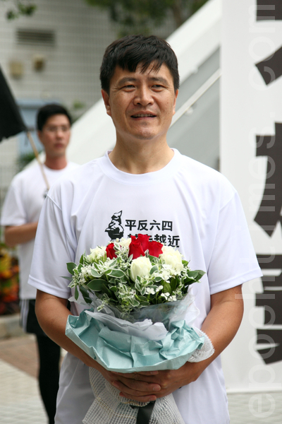 八九民運21名被通緝名單之一的周鋒鎖首次參加六四長跑活動。(攝影:潘在殊/大紀元) 八九民運21名被通緝名單之一的周鋒鎖首次參加六四長跑活動。(攝影:潘在殊/大紀元)