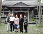 户田夫妇并手持珍贵相片,在老母亲当年于大溪镇农会食盐肥料仓库前留念的地点合影,并参观武德殿。(摄影:徐乃义/大纪元)