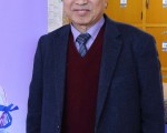 韓國西江大學哲學系名譽教授嚴廷植4月15日晚上觀看了神韻晚會。(攝影:全宇/大紀元)