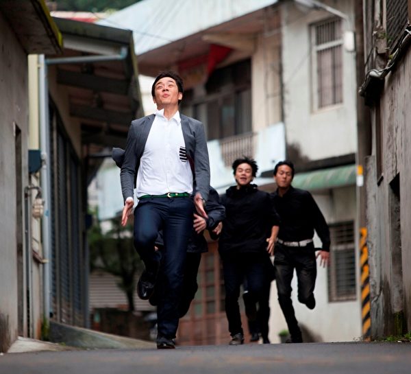 姚元浩在劇中常常上演追趕跑跳碰的戲。(圖/三立提供) 姚元浩在劇中常常上演追趕跑跳碰的戲。(圖/三立提供)