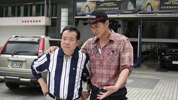 廖峻(左)在《兩個爸爸》劇中與張天霖(右)演父子。(圖/三立提供) 廖峻(左)在《兩個爸爸》劇中與張天霖(右)演父子。(圖/三立提供)