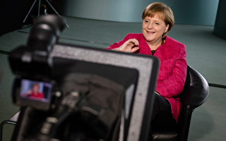 德总理默克尔首次上视频群聊 邀移民对话