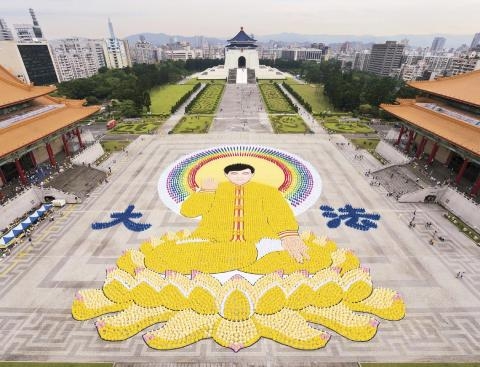二零一二年四月二十九日,七千四百名法輪功學員在台北自由廣場,排出李洪志師父法身的圖像,宏偉壯觀。(圖:原文轉載) 二零一二年四月二十九日,七千四百名法輪功學員在台北自由廣場,排出李洪志師父法身的圖像,宏偉壯觀。(圖:原文轉載)
