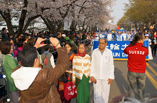 “汉江汝矣岛樱花庆典” 上,天国乐团队伍所经之处,很多游客们以法轮功天国乐团为背景,拍摄纪念照。(摄影:金国焕/大纪元) “汉江汝矣岛樱花庆典” 上,天国乐团队伍所经之处,很多游客们以法轮功天国乐团为背景,拍摄纪念照。(摄影:金国焕/大纪元)