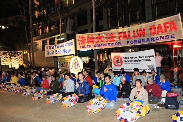 2013年4月25日晚上6点至8点,墨尔本法轮功学员在市政广场举行烛光活动,纪念“4.25”北京和平上访日。(摄影:陈明/大纪元) 2013年4月25日晚上6点至8点,墨尔本法轮功学员在市政广场举行烛光活动,纪念“4.25”北京和平上访日。(摄影:陈明/大纪元)