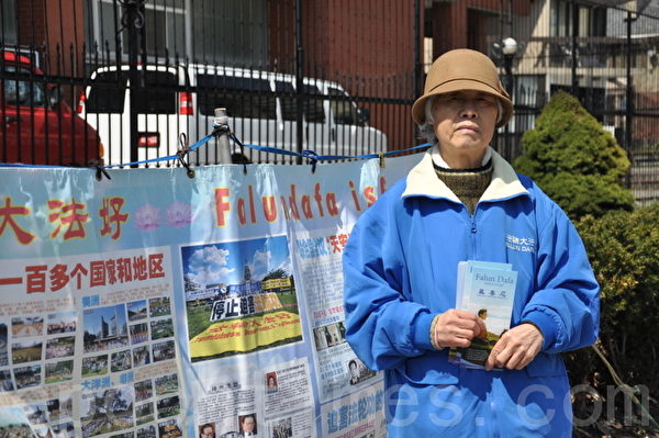 今年73歲的陳雲芝也參加了4.25和平上訪。(攝影:高雲林/大紀元) 今年73歲的陳雲芝也參加了4.25和平上訪。(攝影:高雲林/大紀元)