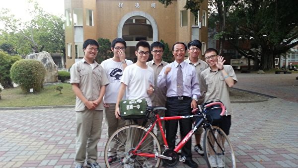 樂當「器皿」為教育服務獻身的南一中張添唐校長(前右二)和校園偶遇的學生們。(攝影:林可容/大紀元) 樂當「器皿」為教育服務獻身的南一中張添唐校長(前右二)和校園偶遇的學生們。(攝影:林可容/大紀元)