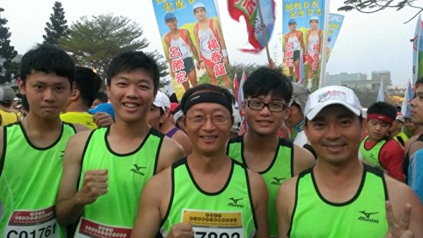 張添唐校長(前左二)熱愛和學生們一起「去感受生命的喜悅,激發生命,做一個活出生命的教育人。」圖為他和學生一起參加今年的馬拉松賽。(圖:張添唐校長提供) 張添唐校長(前左二)熱愛和學生們一起「去感受生命的喜悅,激發生命,做一個活出生命的教育人。」圖為他和學生一起參加今年的馬拉松賽。(圖:張添唐校長提供)