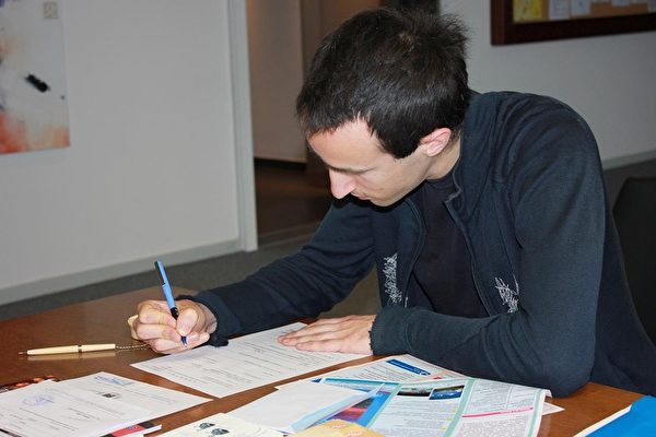 专心填写相关申请文件的Gregory Tulchin (图:台湾驻欧盟兼驻比利时代表处提供) 专心填写相关申请文件的Gregory Tulchin (图:台湾驻欧盟兼驻比利时代表处提供)