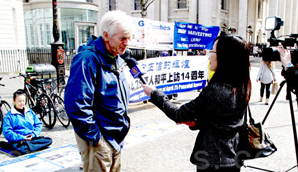 加拿大前亞太司司長大衛.喬高到場聲援法輪功學員發迫害活動(攝影:肖鳴/大紀元) 加拿大前亞太司司長大衛.喬高到場聲援法輪功學員發迫害活動(攝影:肖鳴/大紀元)