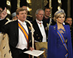 荷兰国王威廉‧亚历山大(Koning Willem-Alexander)与王妃麦西玛·索雷吉耶塔(Queen Maxima)宣誓就职典礼在阿姆斯特丹达姆广场的新教堂(Nieuwe Kerk)举行。(PETER DEJONG/AFP)