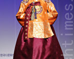 组图：韩国著名设计师李英姬韩服时装秀