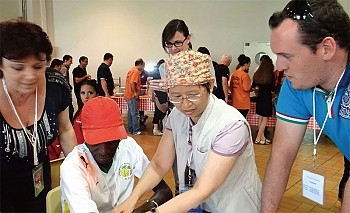 2012年,溫嬪容擔任臺灣舞團的團醫到法國參加藝術節活動,被邀請幫一位休克暈倒舞臺上的黑人舞者急救,10分鐘即見效醒轉,令洋人對中醫神效嘖嘖稱奇。(溫嬪容提供) 2012年,溫嬪容擔任臺灣舞團的團醫到法國參加藝術節活動,被邀請幫一位休克暈倒舞臺上的黑人舞者急救,10分鐘即見效醒轉,令洋人對中醫神效嘖嘖稱奇。(溫嬪容提供)