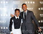 好莱坞巨星威尔史密斯(Will Smith)和14岁的儿子杰登(Jaden Smith)首度造访宝岛,上千名粉丝聚集,合照、签名要求不断,父子俩皆大方配合。(摄影:罗郁棠/大纪元)