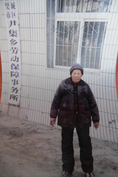 湖北省襄樊市襄城区卧龙镇谭庄村六组许万英,请求依照法律有关规定立案、侦查、查明儿子廖学军死亡的真正原因。 (投书人提供) 湖北省襄樊市襄城区卧龙镇谭庄村六组许万英,请求依照法律有关规定立案、侦查、查明儿子廖学军死亡的真正原因。 (投书人提供)