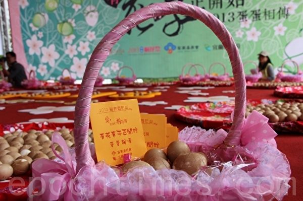 蛋蛋相传的花篮。(摄影:谢月琴/大纪元) 蛋蛋相传的花篮。(摄影:谢月琴/大纪元)