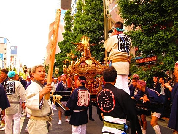 12日是青空夏日,巡游队伍不畏暑热,装饰金铜凤凰的凤辇在大道准备入宫参拜。 12日是青空夏日,巡游队伍不畏暑热,装饰金铜凤凰的凤辇在大道准备入宫参拜。
