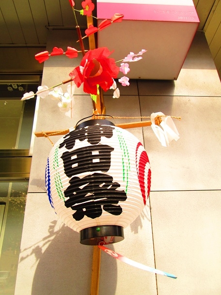 各家户门廊下张挂神田祭节庆的装饰灯笼;祭典适逢五月牡丹花盛开季节,灯笼上装饰着牡丹同时传达季节的信息。 各家户门廊下张挂神田祭节庆的装饰灯笼;祭典适逢五月牡丹花盛开季节,灯笼上装饰着牡丹同时传达季节的信息。