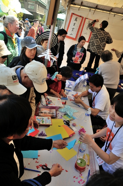 民众们热心参与各种传统手工艺DIY。(摄影:曹景哲/大纪元) 民众们热心参与各种传统手工艺DIY。(摄影:曹景哲/大纪元)