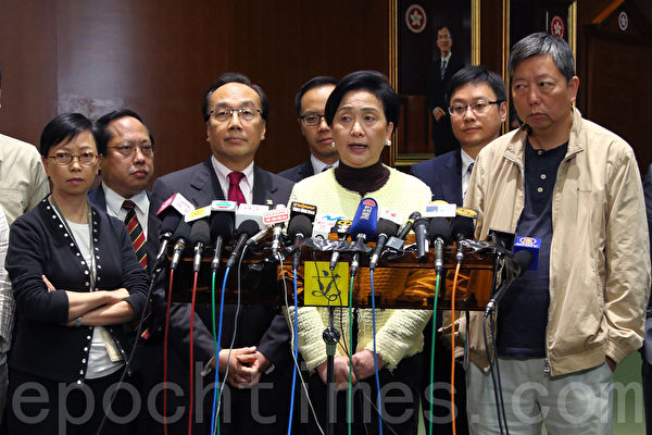 多位议员怒斥身为中共地下党的曾钰成破坏三权分立,立下坏先例,削弱议员阻止23条恶法等受争议法案的权力。(摄影:潘在殊/大纪元) 多位议员怒斥身为中共地下党的曾钰成破坏三权分立,立下坏先例,削弱议员阻止23条恶法等受争议法案的权力。(摄影:潘在殊/大纪元)