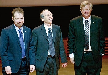 2011年諾貝爾物理獎由布萊恩.施密特(Brian Schmidt,右)、索爾.佩爾馬特(Saul Perlmutter,中),以及亞當.裡斯(Adam Riess,左)三人獲得。(AFP) 2011年諾貝爾物理獎由布萊恩.施密特(Brian Schmidt,右)、索爾.佩爾馬特(Saul Perlmutter,中),以及亞當.裡斯(Adam Riess,左)三人獲得。(AFP)
