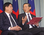 中华民国外交部长林永乐(右)、菲律宾驻华代表白熙礼(左)15日凌晨记者会表示,菲律宾已经回应政府提出的4项要求;但包括赔偿和授权等仍有部分尚不够明确,菲方也表达愿意补强。(中央社)