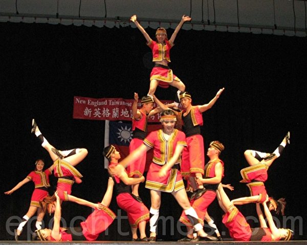 「原鄉喜悅」創新原住民舞蹈﹐結合特技、疊羅漢等綜合性表演﹐以傳統舞蹈展現恢弘氣勢及熱情活力﹐讓觀眾重溫每一段節目的精華。(攝影﹕馮文鸞/大紀元) 「原鄉喜悅」創新原住民舞蹈﹐結合特技、疊羅漢等綜合性表演﹐以傳統舞蹈展現恢弘氣勢及熱情活力﹐讓觀眾重溫每一段節目的精華。(攝影﹕馮文鸞/大紀元)