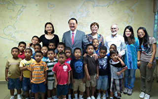 台驻巴拿马大使夫妇参访巴拿马儿童城