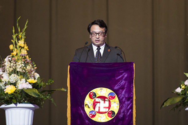 来自美国罗德岛的何麦(音)回顾了自己在协调向西方主流社会推广神韵演出的过程中的修炼体会(摄影:戴兵/大纪元) 来自美国罗德岛的何麦(音)回顾了自己在协调向西方主流社会推广神韵演出的过程中的修炼体会(摄影:戴兵/大纪元)