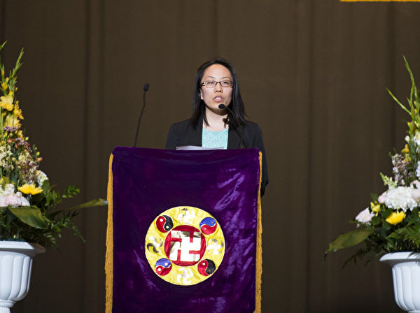 5月19日,来自世界53个国家的部分法轮功学员,约八千多人在新泽西州IZOD体育馆举行“2013年纽约法轮大法修炼心得交流会”。(摄影:戴兵/大纪元) 5月19日,来自世界53个国家的部分法轮功学员,约八千多人在新泽西州IZOD体育馆举行“2013年纽约法轮大法修炼心得交流会”。(摄影:戴兵/大纪元)
