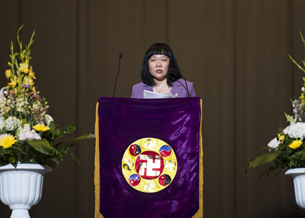 来自加拿大多伦多的张莹英(音)讲述了一个从跌跤中悟道,去掉对名利的执著的故事。从生动的实例中,她认识到自己的急躁与埋怨,并开始改变和提升自我。(摄影:戴兵/大纪元) 来自加拿大多伦多的张莹英(音)讲述了一个从跌跤中悟道,去掉对名利的执著的故事。从生动的实例中,她认识到自己的急躁与埋怨,并开始改变和提升自我。(摄影:戴兵/大纪元)