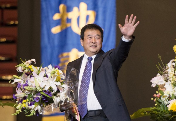 上午10点,法轮功创始人李洪志先生莅临会场,全场法轮功学员恭敬起立,以持续的热烈鼓掌欢迎李洪志先生讲法并解答法轮功学员提出的修炼问题。李洪志先生讲法并解答问题时间持续约两个多小时。(摄影:戴兵/大纪元) 上午10点,法轮功创始人李洪志先生莅临会场,全场法轮功学员恭敬起立,以持续的热烈鼓掌欢迎李洪志先生讲法并解答法轮功学员提出的修炼问题。李洪志先生讲法并解答问题时间持续约两个多小时。(摄影:戴兵/大纪元)