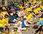 2013年5月17日,数千名来自世界各国的法轮功学员,在纽约联合国前进行集体炼功。(摄影:爱德华/ 大纪元)