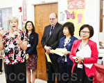 Maureen Schneider(讲话者)和(右起)林丽芬、林劲宝、Robert M. Werner、Lina Scacco出席庆祝会,恭贺华人部生日快乐。(摄影:陈天成/大纪元)