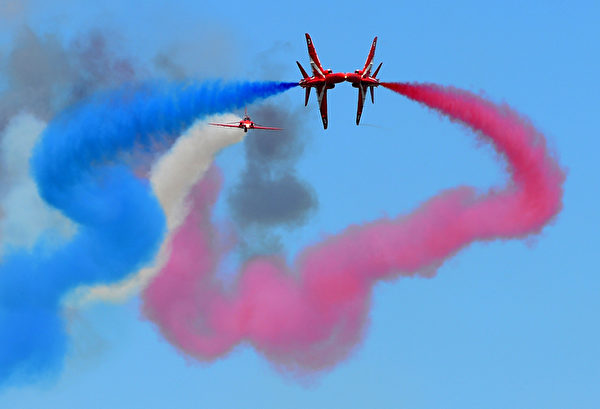 2013年5月25日，法国“法兰西巡逻兵”进行特技飞行演出，庆祝“巡逻兵”成立 60周年。（GERARD JULIEN/AFP）