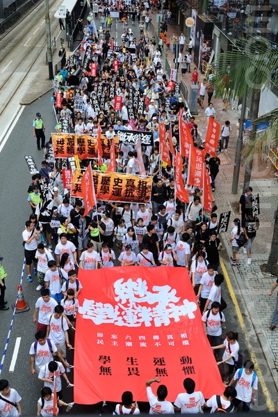 支联会及学民思潮26日发起纪念六四的“爱国民主大游行”,由维园游行到政府总部,学民思潮则游行到中联办。(摄影:宋祥龙/大纪元) 支联会及学民思潮26日发起纪念六四的“爱国民主大游行”,由维园游行到政府总部,学民思潮则游行到中联办。(摄影:宋祥龙/大纪元)