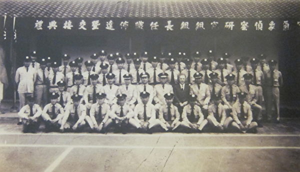 空军气象侦察研究组组长(黑猫中队队长)交接典礼。(钟元翻摄/大纪元) 空军气象侦察研究组组长(黑猫中队队长)交接典礼。(钟元翻摄/大纪元)