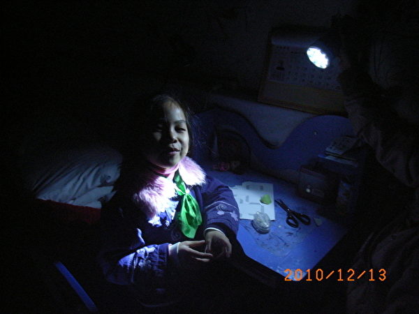 朱政家曾经被法院安排住地下室,一住就是3年多时间。小女儿朱媛媛曾经在如此恶劣的环境中做功课。(图片来自网络截图) 朱政家曾经被法院安排住地下室,一住就是3年多时间。小女儿朱媛媛曾经在如此恶劣的环境中做功课。(图片来自网络截图)
