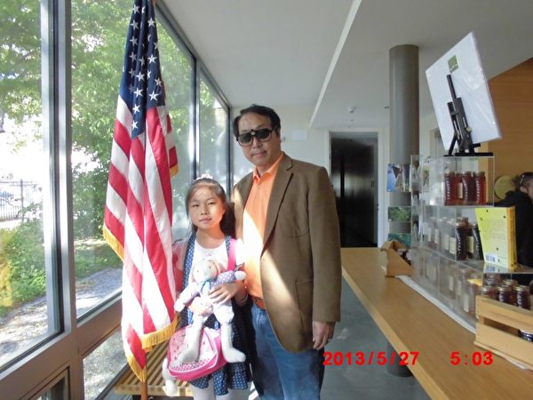 朱政和小女儿朱媛媛在纽约法拉盛植物园展馆内。(图片由朱政提供) 朱政和小女儿朱媛媛在纽约法拉盛植物园展馆内。(图片由朱政提供)