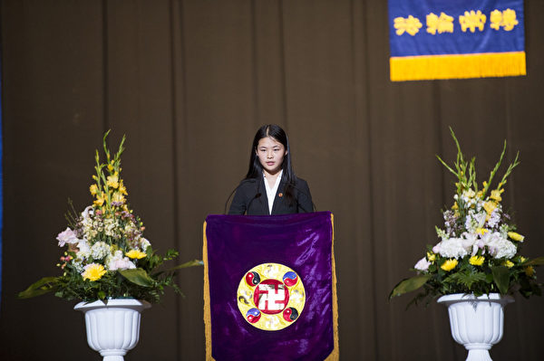 5月19日,来自世界53个国家的部分法轮功学员,约八千多人在新泽西州IZOD体育馆举行“2013年纽约法轮大法修炼心得交流会”。(摄影:戴兵/大纪元) 5月19日,来自世界53个国家的部分法轮功学员,约八千多人在新泽西州IZOD体育馆举行“2013年纽约法轮大法修炼心得交流会”。(摄影:戴兵/大纪元)