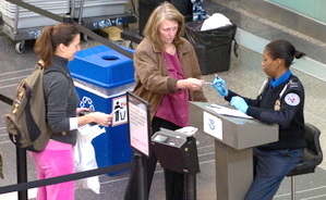美机场标语提醒：你的驾照符合登机规定吗