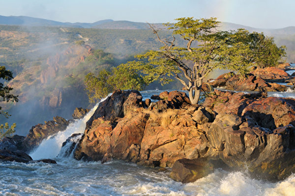 埃普帕瀑布由库内纳河(Kunene River)从非洲安哥拉的高地流经与纳米比亚接壤边界上而形成的瀑布群,景致壮观。(Fotolia.com) 埃普帕瀑布由库内纳河(Kunene River)从非洲安哥拉的高地流经与纳米比亚接壤边界上而形成的瀑布群,景致壮观。(Fotolia.com)