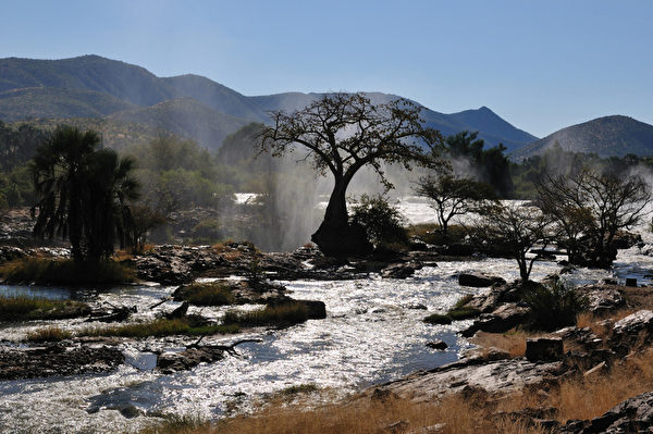 埃普帕瀑布由库内纳河(Kunene River)从非洲安哥拉的高地流经与纳米比亚接壤边界上而形成的瀑布群,景致壮观。(Fotolia.com) 埃普帕瀑布由库内纳河(Kunene River)从非洲安哥拉的高地流经与纳米比亚接壤边界上而形成的瀑布群,景致壮观。(Fotolia.com)