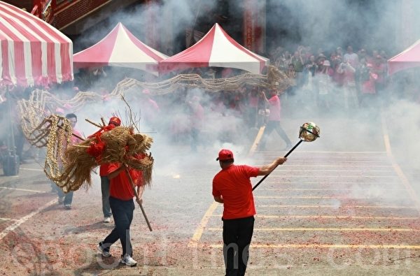 三义云火龙节,在烟雾迷漫中祥龙舞动龙身。(摄影:许享富/大纪元) 三义云火龙节,在烟雾迷漫中祥龙舞动龙身。(摄影:许享富/大纪元)
